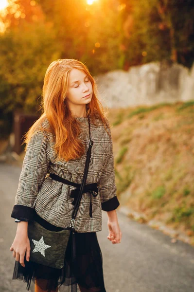 Ritratto Bella Ragazza Alla Luce Del Sole Tramonto Occhi Chiusi — Foto Stock