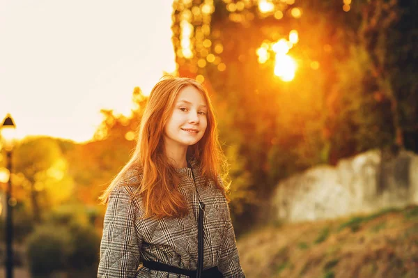 Portret Van Mooie Jonge Meisje Het Zonlicht Bij Zonsondergang — Stockfoto