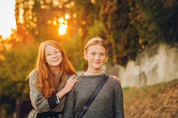 Outdoor Sunset Portrait Two Young Preteen Girls — Stock Photo, Image