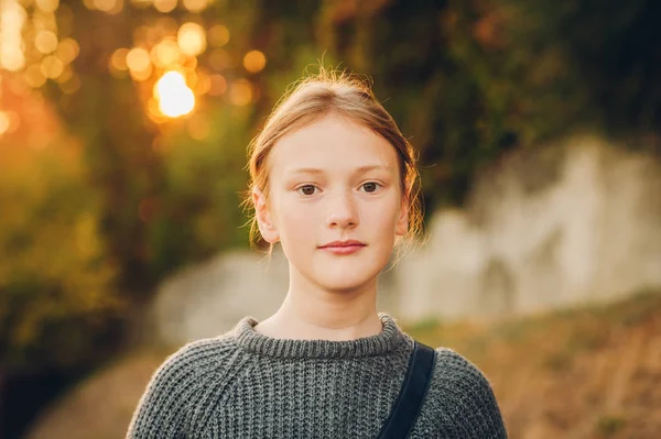 Açık Sunlight Genç Yıl Yaşlı Kız Portresi Yakından — Stok fotoğraf