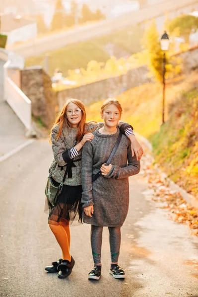 Grupo Duas Meninas Pré Adolescentes Engraçadas Andando Fora Moda Para — Fotografia de Stock