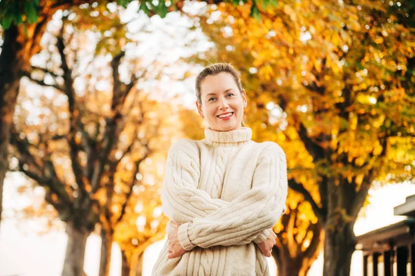 白のニット セーターを着ている若い幸せな女の秋の肖像画 — ストック写真