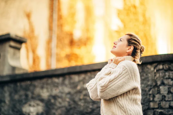 Осінній Портрет Молодої Щасливої Жінки Дихає Свіжим Повітрям Білому Пуловері — стокове фото