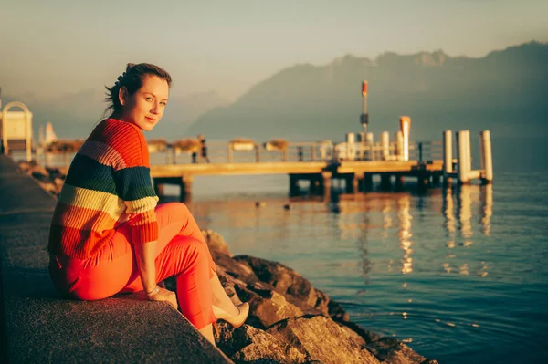 Mooie Vrouw Rusten Door Het Meer Bij Zonsondergang Warme Avond — Stockfoto