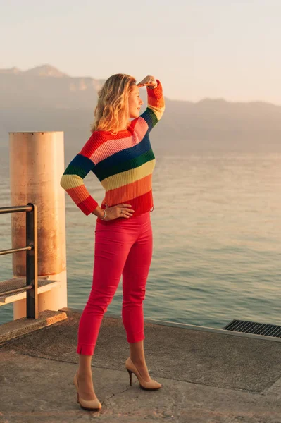 Mooie Vrouw Rusten Door Het Meer Bij Zonsondergang Warme Avond — Stockfoto