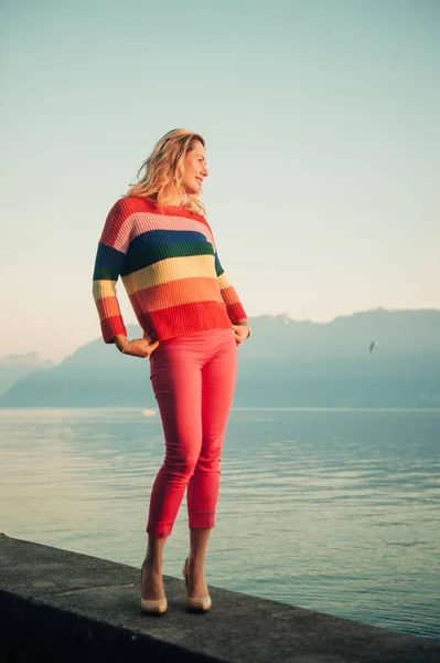 Beautiful Woman Resting Lake Sunset Warm Evening Wearing Colorful Pullover — Stock Photo, Image