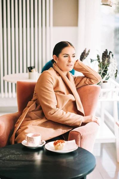 Junge Frau Ruht Sich Mit Einer Tasse Tee Einem Schönen — Stockfoto