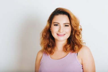 Stüdyo çekim Genç 20-25 yaşında kadın, parlak kırmızı saç, pembe ruj