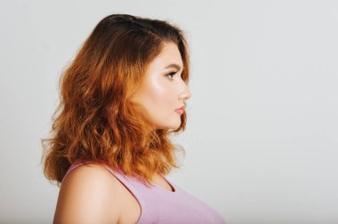 Stüdyo çekim Genç 20-25 yaşında kadın, parlak kırmızı saç, pembe ruj