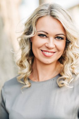 Açık sarışın kıvırcık saçlı güzel kadın portresi