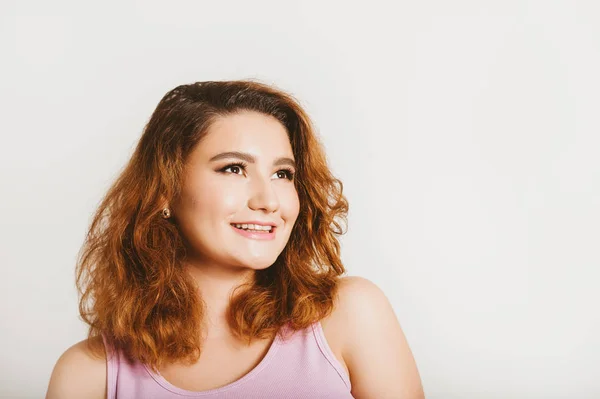 Studio Shot Van Jonge Jaar Oude Vrouw Helder Rood Haar — Stockfoto