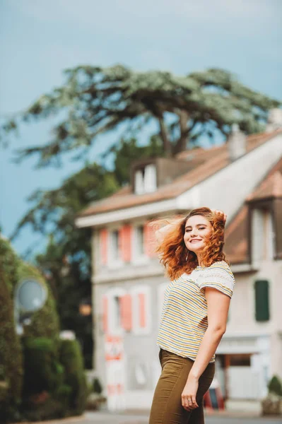 Retrato Moda Una Mujer Joven Bonita Posando Exterior Además Modelo — Foto de Stock