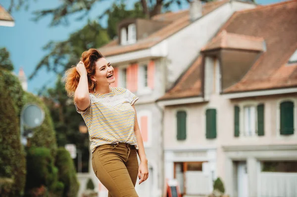 Retrato Moda Una Mujer Joven Bonita Posando Exterior Además Modelo — Foto de Stock