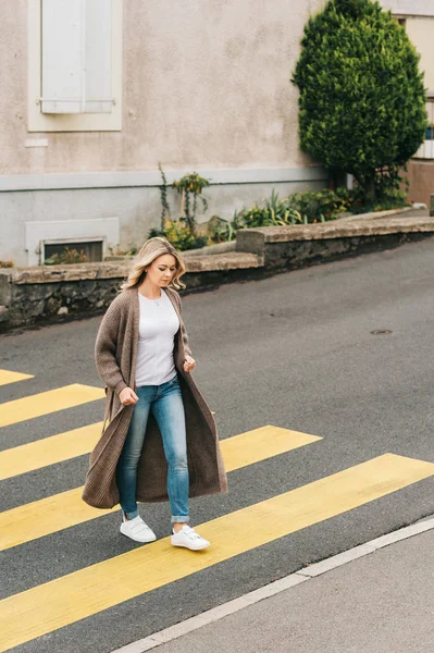 Mode Vrouw Overschrijding Van Roadm Dragen Lange Gebreid Vest — Stockfoto