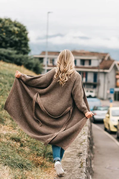 Retrato Aire Libre Mujer Moda Que Usa Largo Cárdigan Beige — Foto de Stock