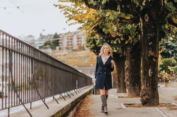 Outdoor Portret Van Mooie Vrouw Draagt Donker Blauwe Jas Jurk — Stockfoto