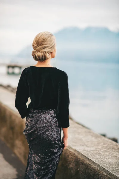 户外肖像的美丽的女人穿着黑色天鹅绒和亮片礼服 摆姿势旁边的湖 背面的看法 — 图库照片
