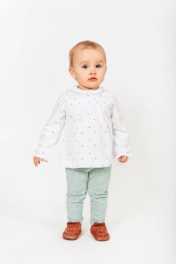 Çok güzel 1 yaşındaki bebek kız beyaz arka plan üzerinde alınan stüdyo çekim