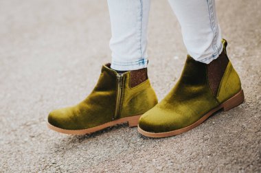 Bir kız tarafından giyen Brigt yeşil kadife çizme