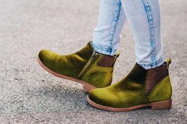 Bir kız tarafından giyen Brigt yeşil kadife çizme