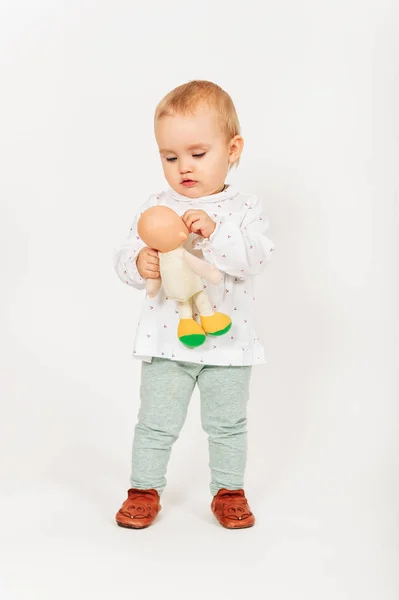 Studio Shot Adorabile Bambina Anno Presa Sfondo Bianco Con Mano — Foto Stock