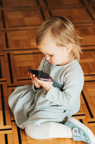 Ragazza Bambino Seduto Sul Pavimento Guardare Video Smartphone — Foto Stock