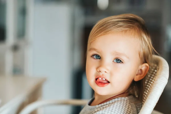 Zblízka Portrétní Rozkošný Baby Girl Sedí Židli Díval Zpříma Fotoaparát — Stock fotografie