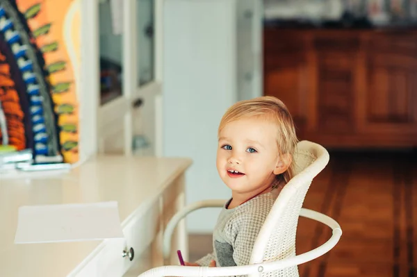 Resepsiyon Çizmek Hazır Oturan Sevimli Bebek Kız — Stok fotoğraf