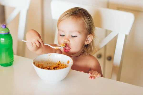 Αξιολάτρευτο Κοριτσάκι Καλή Όρεξη Τρώει Μακαρόνια Σάλτσα Ντομάτας Μπουκάλι Νερό — Φωτογραφία Αρχείου