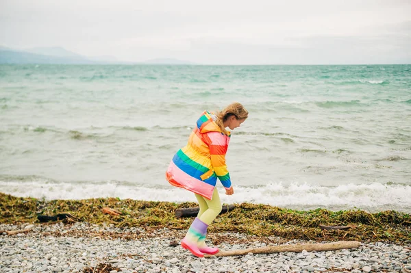 Renkli Parka Yağmur Botları Rüzgarlı Bir Günde Göl Kenarında Oynayan — Stok fotoğraf
