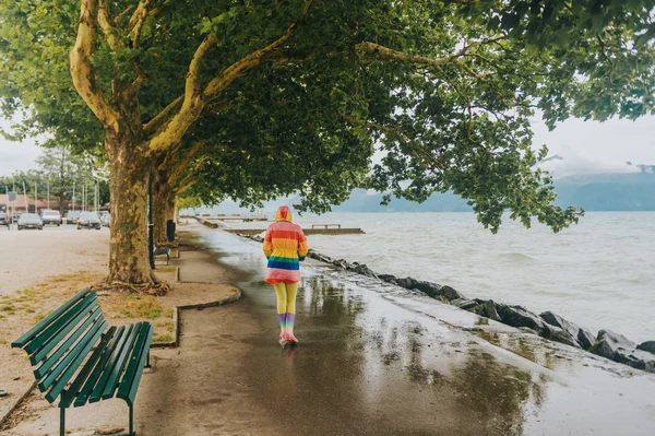 Yağmurlu Bir Günde Göl Kenarında Sürme Renkli Yağmur Ceket Çizmeler — Stok fotoğraf