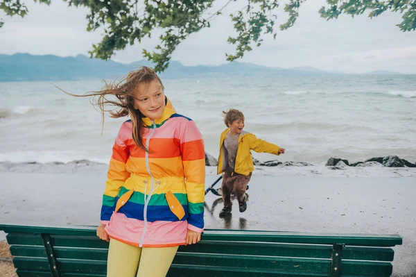 Group Two Funny Kids Playing Lake Very Windy Day Watching — Stock Photo, Image