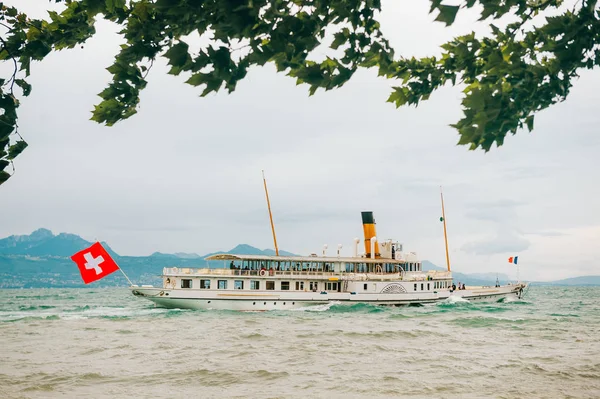 Barco Vapor Com Bandeira Suíça Flutuando Lago Genebra — Fotografia de Stock