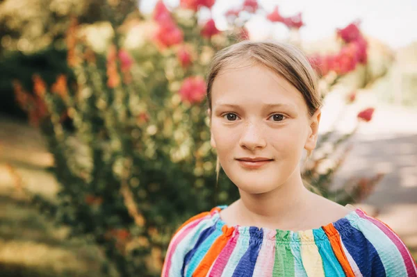 Retrato Livre Anos Idade Menina Parque Verão — Fotografia de Stock