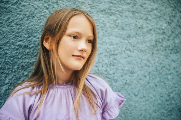 Close Van Portret Van Mooie Jonge Meisje Met Paarse Shirt — Stockfoto