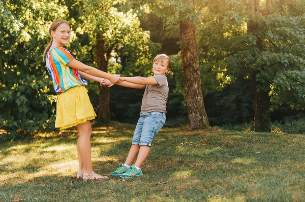 Gruppo Due Bambini Che Giocano Insieme Nel Parco Estivo Tenendosi — Foto Stock