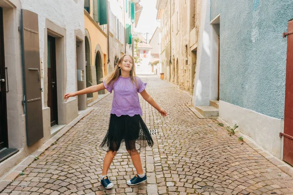 Outdoor Fashion Portret Van Grappig Preteen Meisje Dansen Straat — Stockfoto