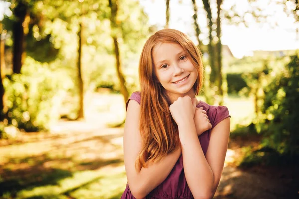 Outdoor Portret Van Jaar Oud Meisje Zomer Park — Stockfoto