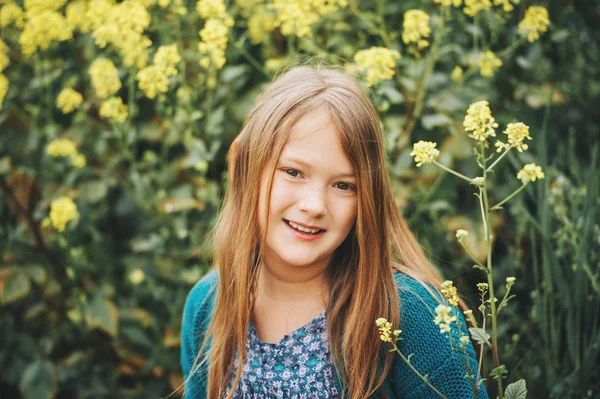 Открытый Весенний Портрет Милой Летней Девочки Играющей Поле Желтых Цветов — стоковое фото