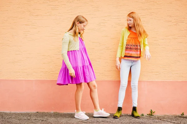 Outdoor Portrait Two Funny Preteen Girls Wearing Colorful Clothes Posing — Stock Photo, Image