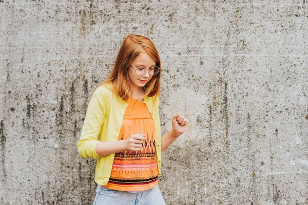 Außenporträt Eines Hübschen Kleinen Mädchens Mit Roten Haaren Das Orangefarbenes — Stockfoto