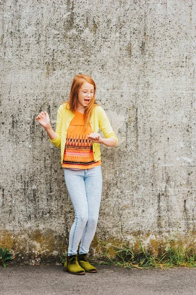 Outdoor Portrait Pretty Little Girl Red Hair Wearing Orange Shirt — Stock Photo, Image