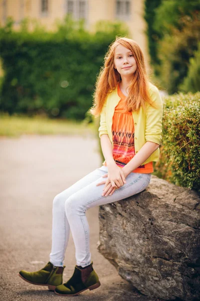 Außenporträt Eines Hübschen Kleinen Mädchens Mit Roten Haaren Das Orangefarbenes — Stockfoto