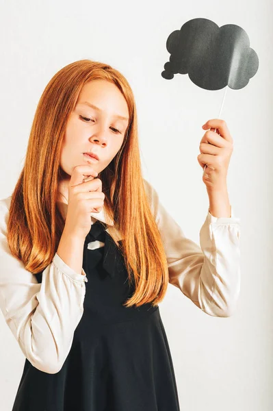 Studio Shot Giovane Ragazza Dai Capelli Rossi Con Mano Carta — Foto Stock