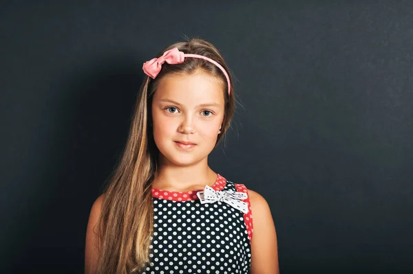 Studio Shot Van Een Schattig Klein Meisje Dragen Polkadot Jurk — Stockfoto