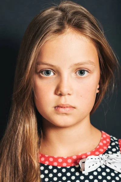 Studio Shot Van Een Schattig Klein Meisje Dragen Polkadot Jurk — Stockfoto