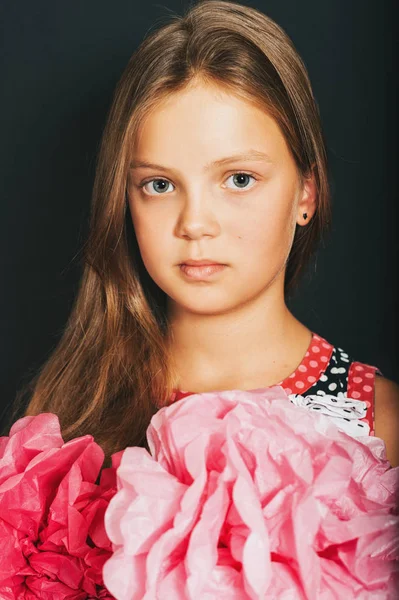 Stüdyo Çekim Polkadot Giyen Sevimli Küçük Kız Elbise Siyah Arka — Stok fotoğraf