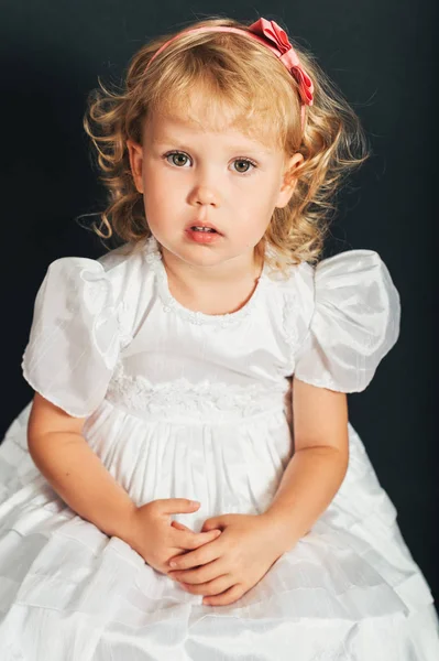 Estúdio Tiro Adorável Menina Anos Idade Usando Vestido Ocasião Branca — Fotografia de Stock