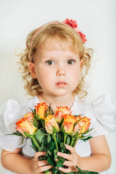 Studio Colpo Adorabile Bambina Anni Vestita Con Abito Bianco Occasione — Foto Stock