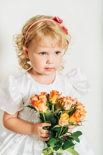 Estúdio Tiro Adorável Menina Criança Anos Idade Vestindo Vestido Branco — Fotografia de Stock